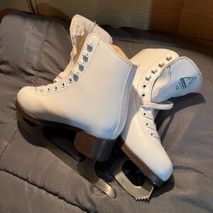 White figure skates , ice skates sz2
